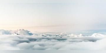 唯美白色天空海报背景
