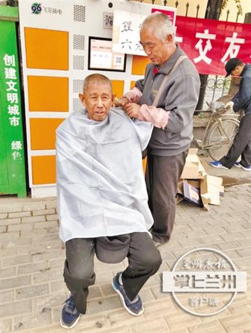 一包一椅，六元理发!光华街早市露天理发师徐师傅认识一下
