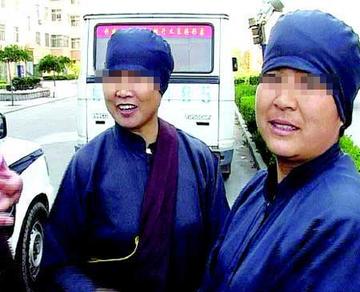 市民目击假尼姑街头变身脱僧衣瞬间还俗(组图)