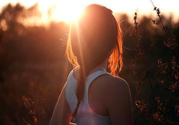 夕阳下欧美情感意境女图素材_时间的步伐岁…