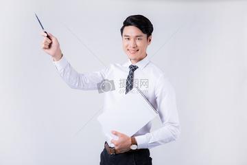开会讲解项目的商务男性形象id：500337755