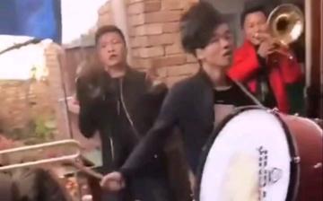 敲锣打鼓吹唢呐，农村结婚乐队!