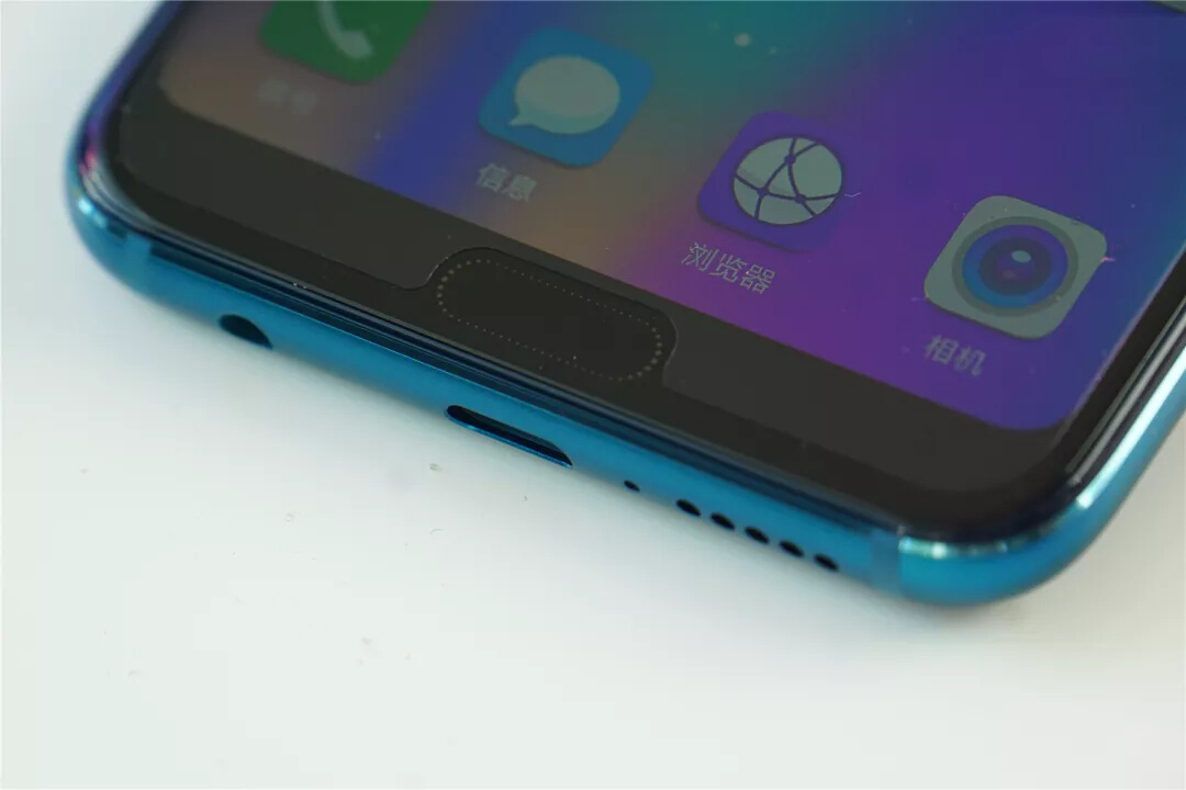 刘海屏渐变极光色机身,荣耀10给小米7当头一棒