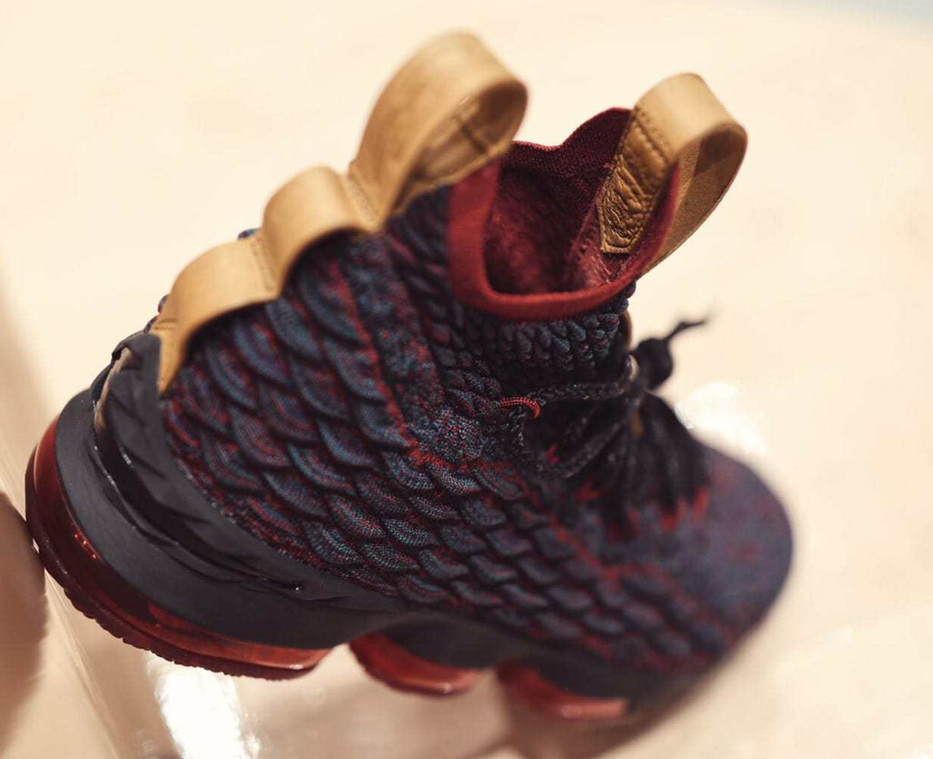 詹姆斯15代战靴:拼尽全力,用实力说话。