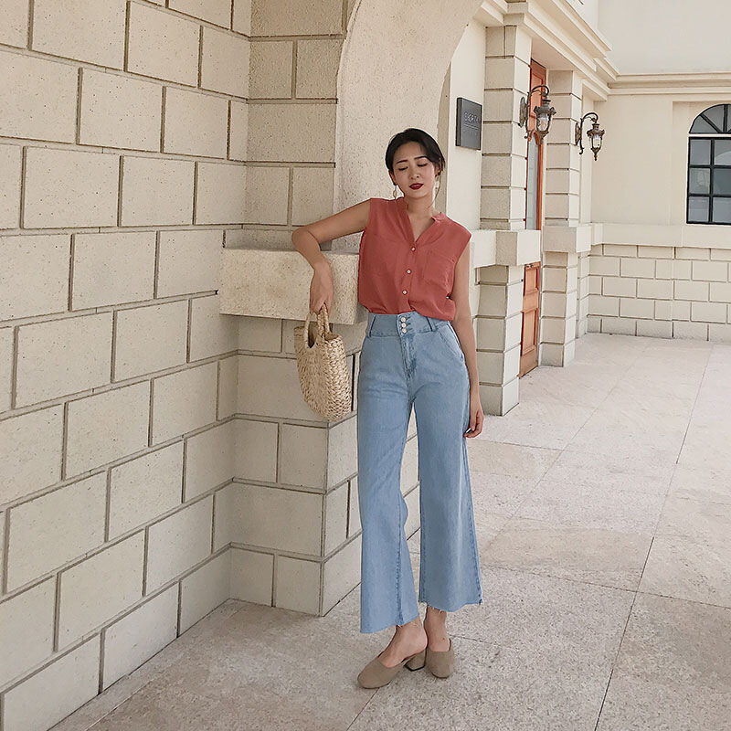 2018很流行浅色牛仔阔腿裤,学这5套搭配显瘦