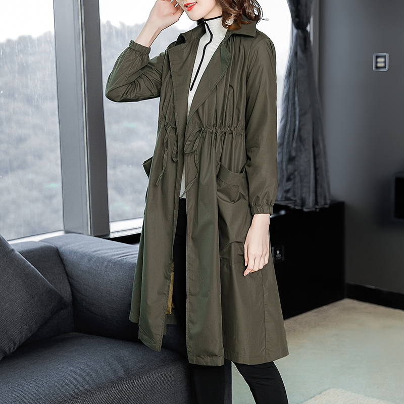 明回家,别穿的花红柳绿,这新款薄风衣,比旗袍高