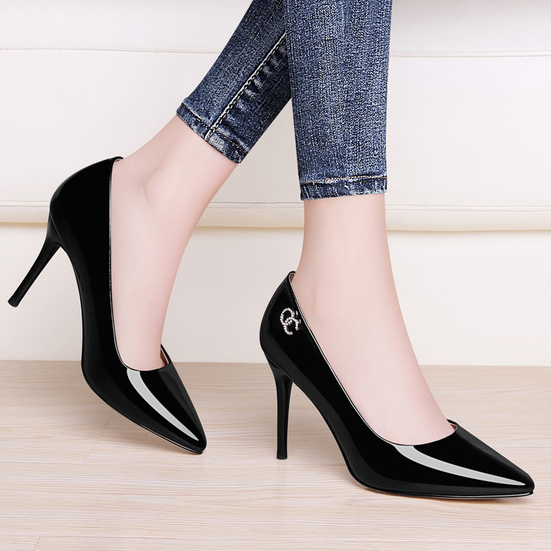 女人变成了一个有魅力的小女人,只差一双高跟