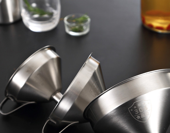 经常喝红酒,可以降低皮肤受刺激,减少黑色素生