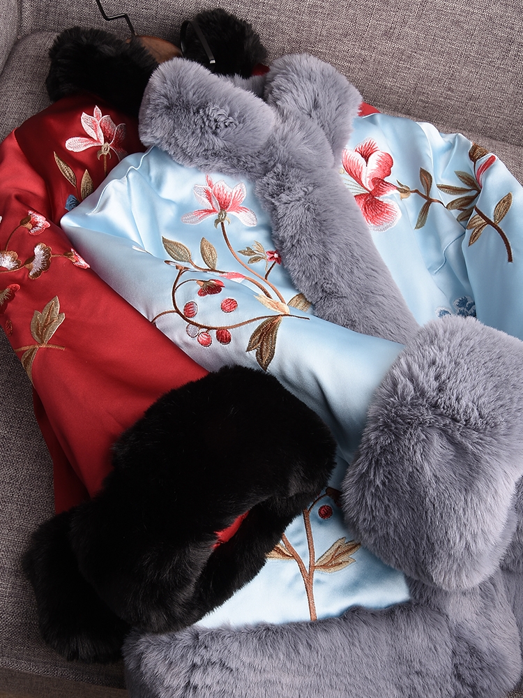 马上过年,走亲访友别穿太随意,建议穿这改良旗