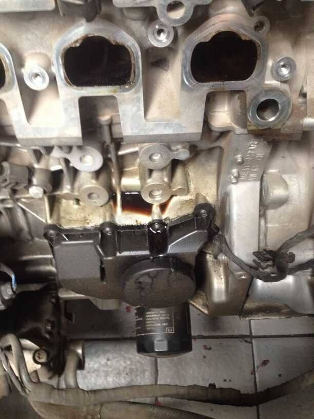 喜提新车,没开一公里发动机漏油?4S店:三包换