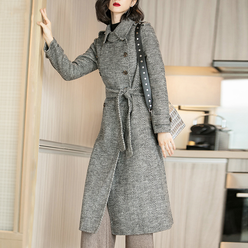 若您是70后,收入稳定,试试这件羊绒外套,贵但