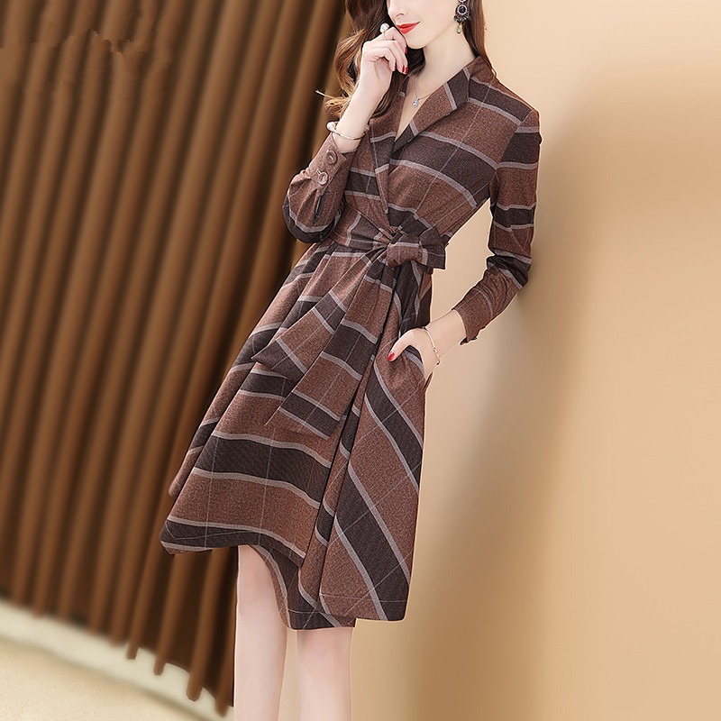 女人过了45岁后,别穿打底裤出门,多穿这种格子