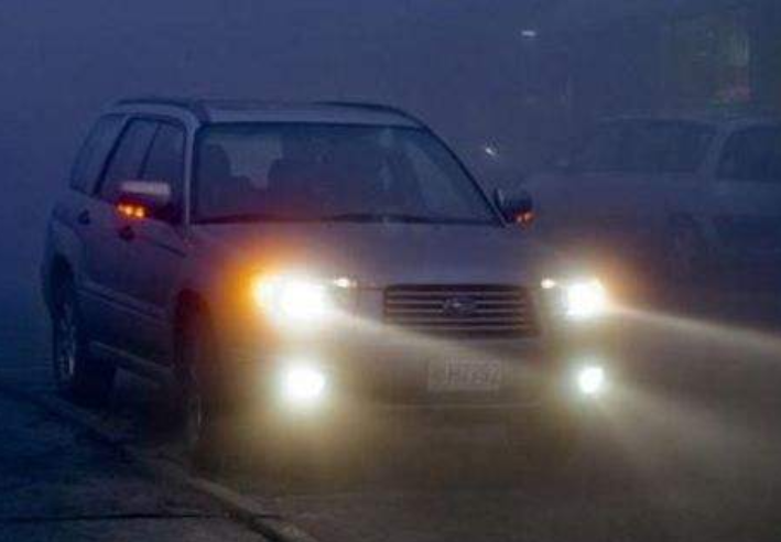 开车时遇到对方闪了三下是啥意思?这些暗语都