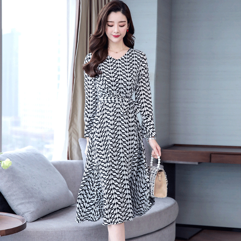 买裙子就要买高级的,地摊货我才看不上,这样的