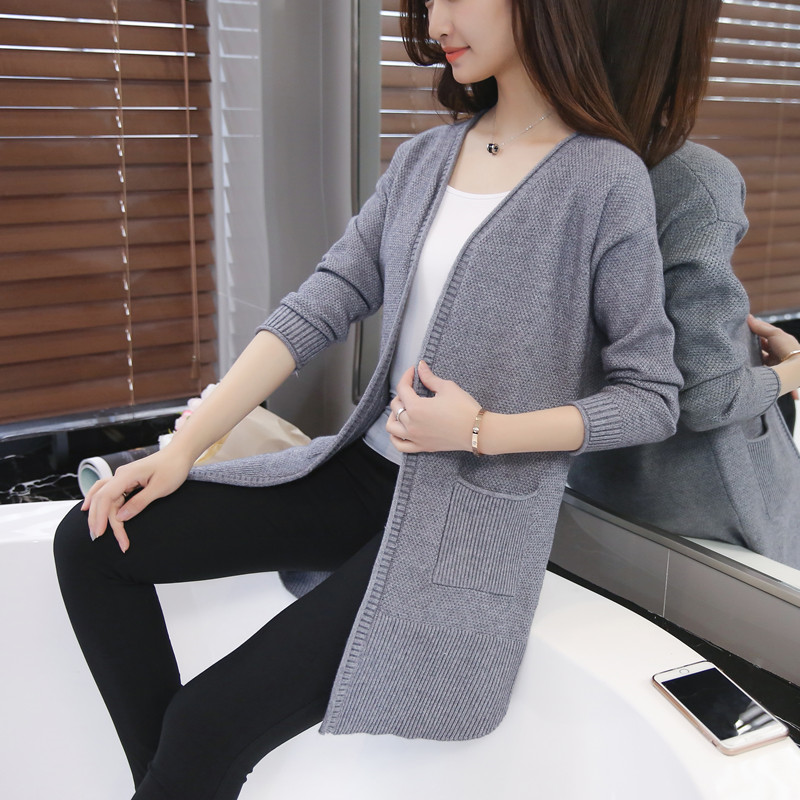 别再黑裤子配毛衣,猪年流行烟囱裤+开衫的穿搭