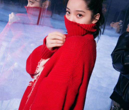 欧阳娜娜时装周穿红毛衣,马尾发型好活力,裤脚